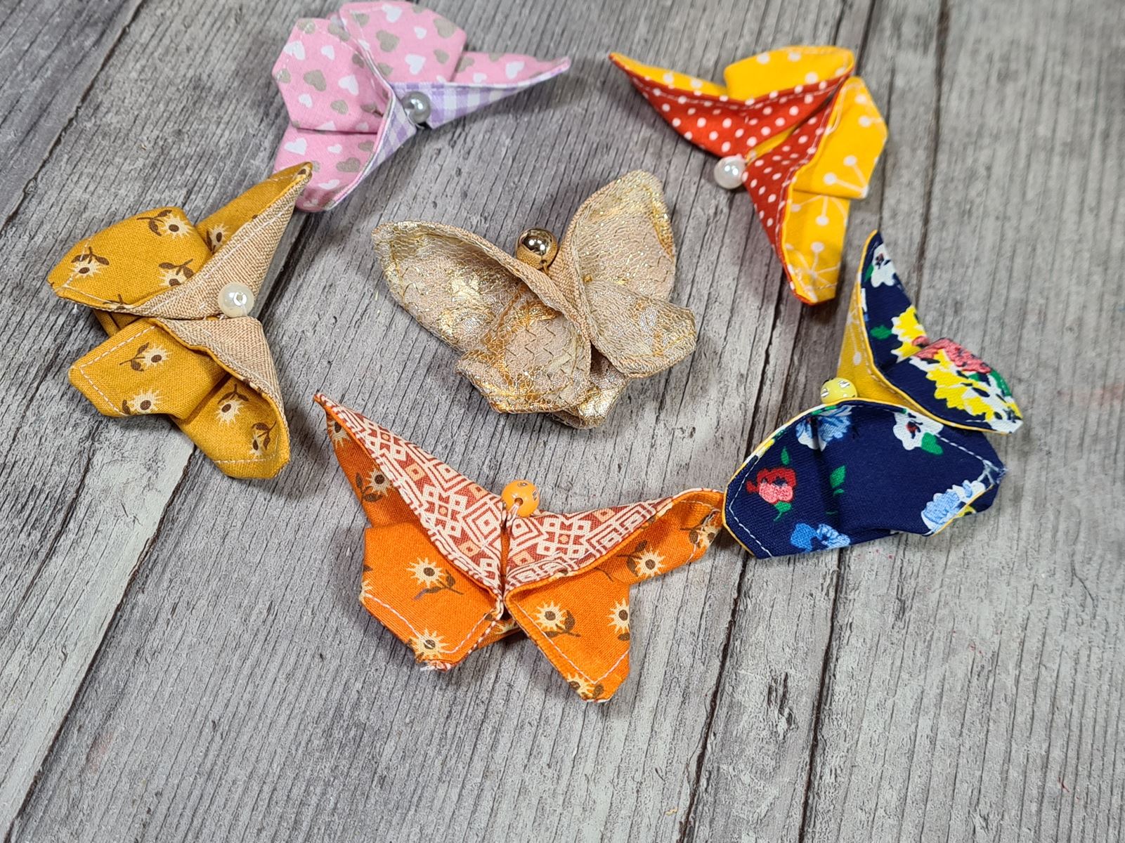 DIY-papillons-en-tissu-pliage-origami-avec-restes-de-tissu-facile-printemps-pâques